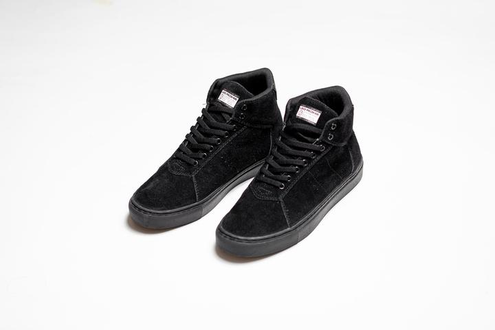Suka Sepatu Hitam? Mungkin Anda Orang yang Setia